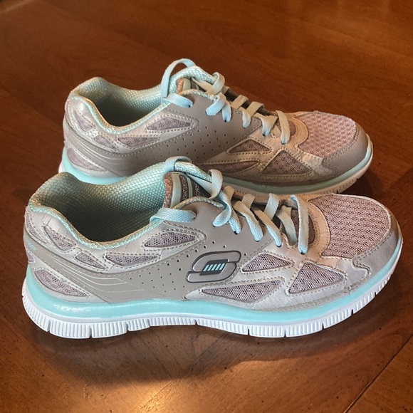 🔥4/$20 SKECHERS Womens Flex Sole Memory Foam Sneaker - size 6 - Picture 5 of 17